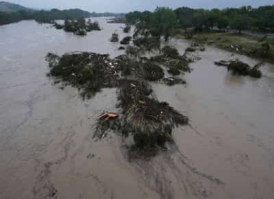 טרגדיה ביום העצמאות: 24 הרוגים בשיטפונות קטלניים בטקסס, עשרות ילדות נעדרות ממחנה קיץ נוצרי
