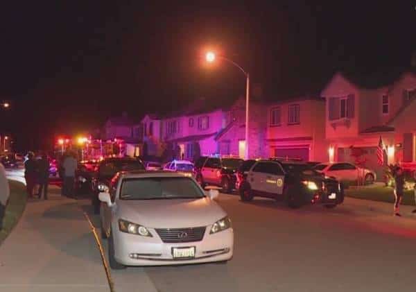 איימו באקדח והיכו דייר: כנופיית פורצים מטילה פחד על שכונה שקטה בלוס אנג'לס