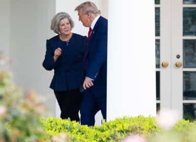 טראמפ מופיע בקבצי אפשטיין, בונדי שיקרה לציבור: ראש סגל הבית הלבן חושפת קשרים, כאוס והסתרות בצמרת הממשל