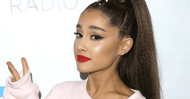 אריאנה גרנדה מחזירה את טבעת האירוסין ומתייחסת לראשונה לפרידה: "זה עצוב"