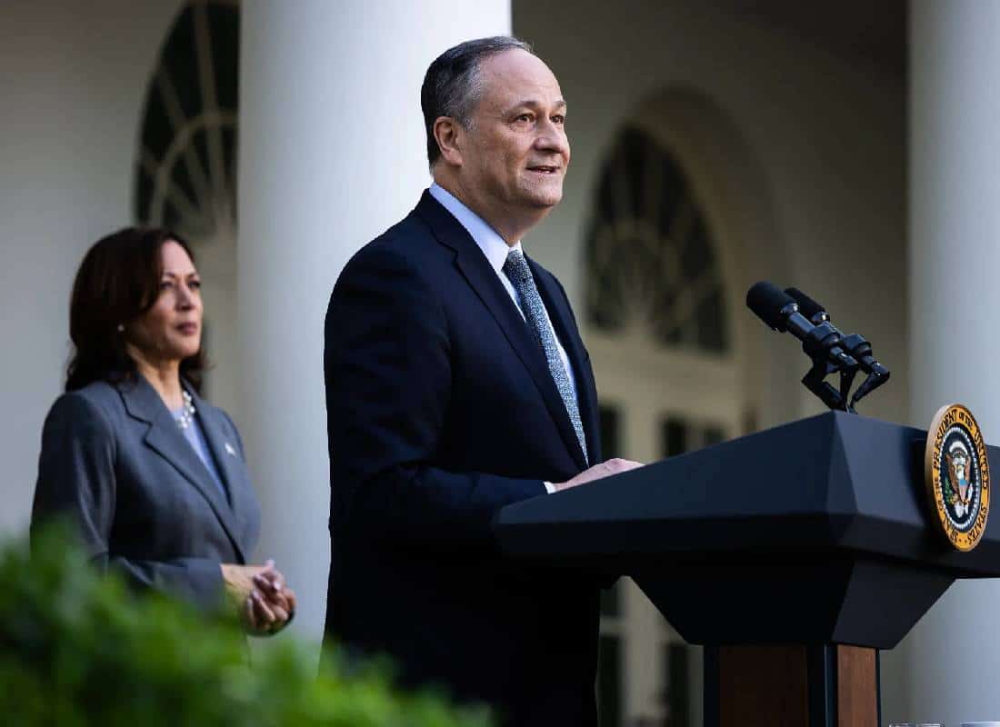 פרסומות אנטישמיות נגד דאג אמהוף מכוונות לבוחרים מוסלמים במישיגן