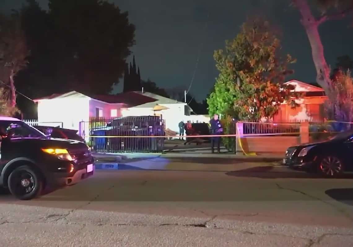 במהלך הלילה: גבר נורה למוות בביתו בוואלי לוס אנג'לס, מצוד אחר היורה