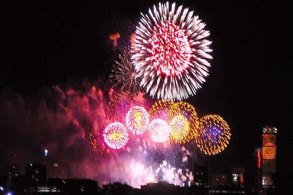 מי קבע שאין חגיגה בלי עוגה? בבוסטון פותחים את חגיגות יום העבודה במופע זיקוקין 