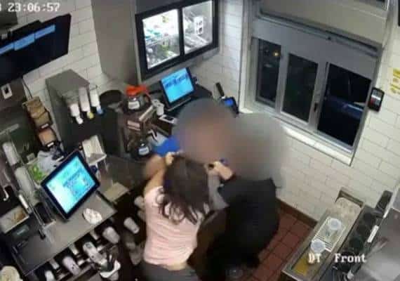 דרום קליפורניה: מנהלת סניף של מקדונלדס הותקפה בגלל קטשופ