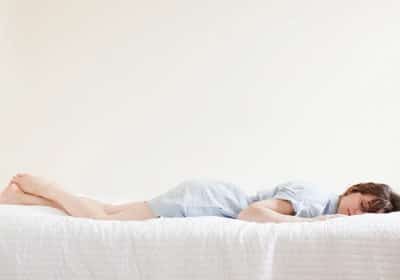 לוותר על הכרית בלילה? היתרונות, הסיכונים וההמלצות של המומחים