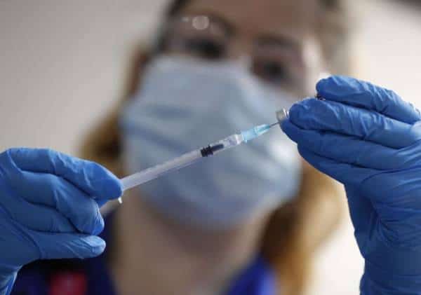 שוב זה קורה: עובד במערכת הבריאות בניו יורק סובל מתופעות לוואי חריפות לאחר שהתחסן נגד קורונה