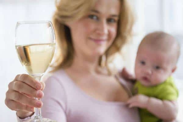 חלב אם אלכוהולי: מחקר חושף את ההשפעה שעלולה להיות לו על ילדים