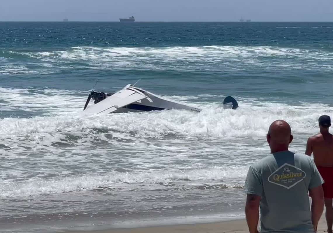 צפו בתיעוד: מטוס קל התרסק מול חופי דרום קליפורניה