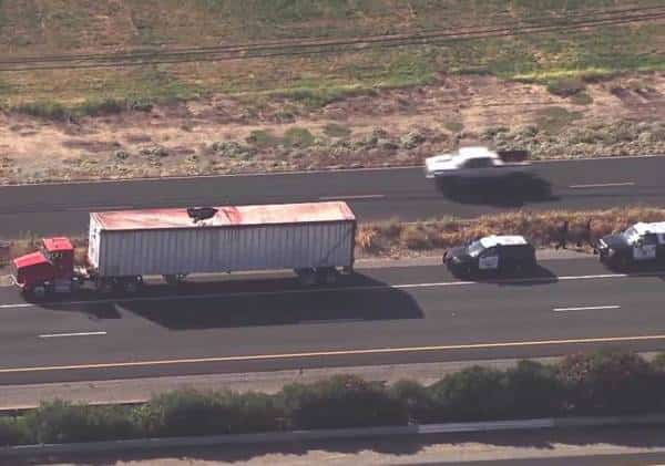 אסון במהלך צניחה חופשית בקליפורניה: תיירת מתה לאחר שפגעה בעוצמה במשאית