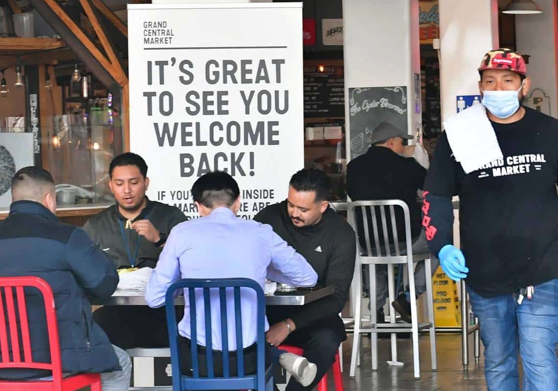 למרות ביטול מרבית המגבלות: כמחצית מתושבי קליפורניה מהססים להגיע למסעדות, הופעות ומקומות בילוי נוספים