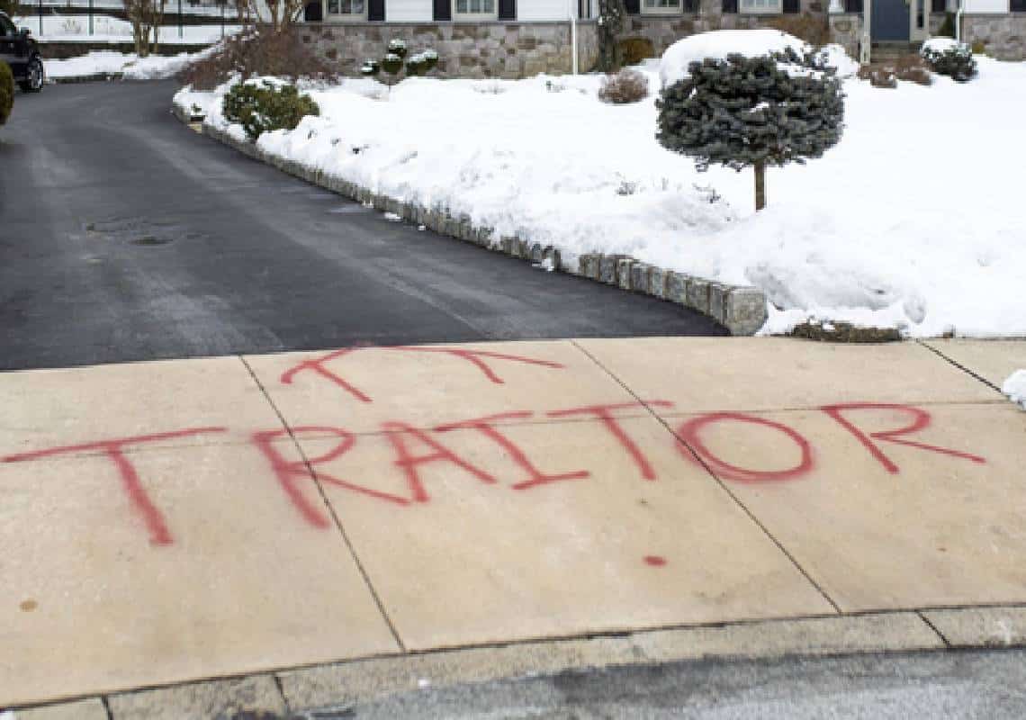 "קיבלתי 100 איומי מוות, יש חלונות שבורים, וגרפיטי בכל הבית": עורך הדין הפך למטרה עבור פושעים