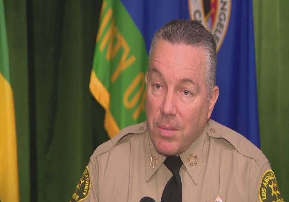 החל מהלילה כל תושבי לוס אנג'לס חייבים מסכה גם בבית, אך השריף מסרב לציית להוראה "הנחיות שסותרות את המדע וה-CDC"