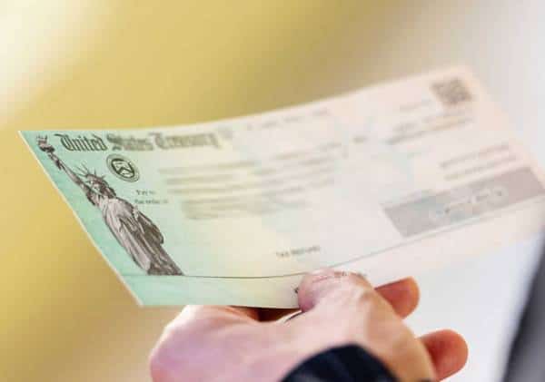 הנשיא טראמפ זועם על חברי מפלגתו בסנאט: "אלא אם לרפובליקנים יש משאלת מוות, עליהם לאשר צ'ק בסך 2,000 דולר"