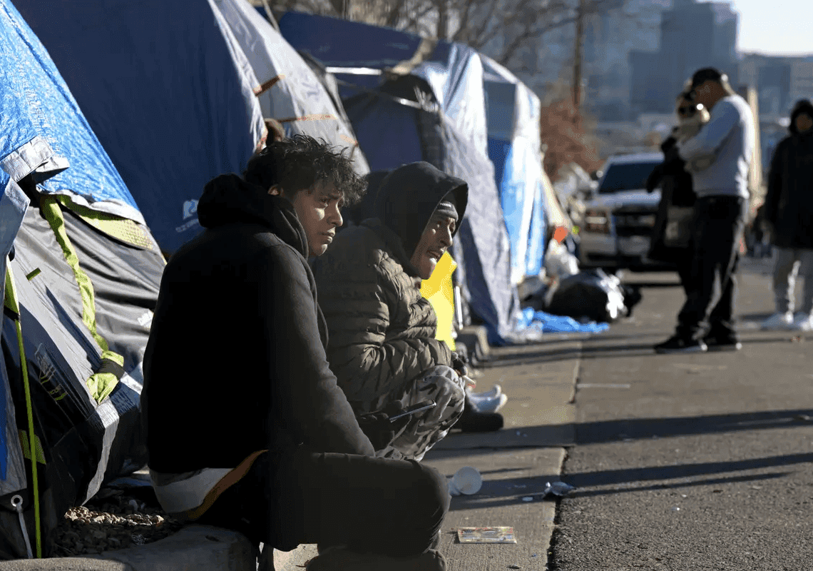 מקלחת, אוכל טרי והסעות לילדים: מהגרים ברשימת דרישות חצופה ביותר