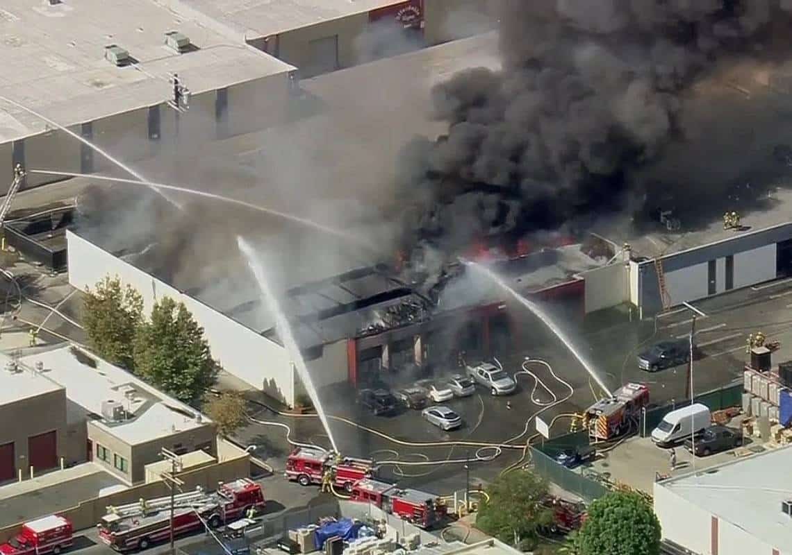 "חשד ששימש כמעבדת מריחואנה": שריפת ענק פרצה בבניין בוואלי לוס אנג'לס