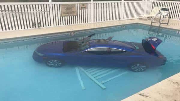 "קרפול" בסגנון פלורידה: מכונית משפחתית נפלה לבריכה כשבתוכה אב ובתו