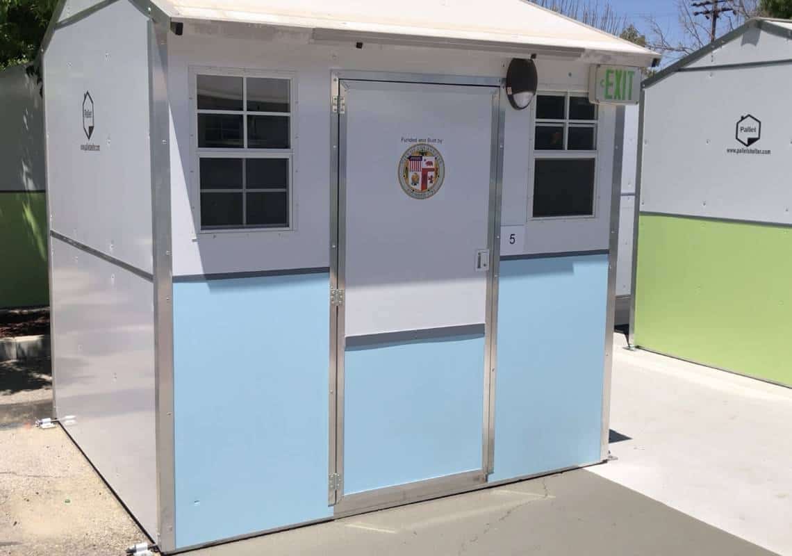 למרות התנגדות התושבים: כפר של בתים זעירים להומלסים נפתח בלב ואלי לוס אנג'לס