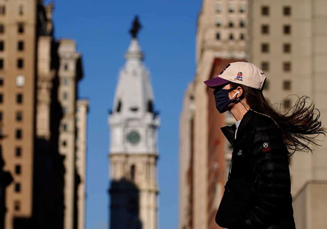 בעקבות ההחלטה על החזרת המסכות: תביעת ענק הוגשה נגד העיר השישית בגודלה בארה"ב