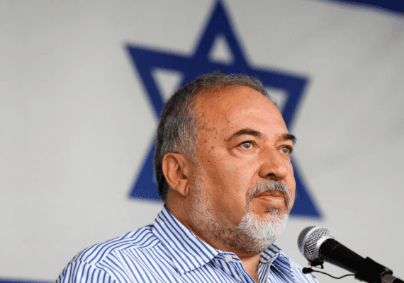 "לא הייתי יכול להסתכל בעינים של תושבי הדרום": אביגדור ליברמן מתפטר מתפקיד שר הביטחון