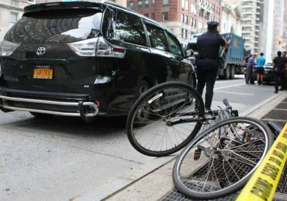 ניו יורק: רוכבת אופניים נפגעה ממשאית פינוי אשפה - ומתה