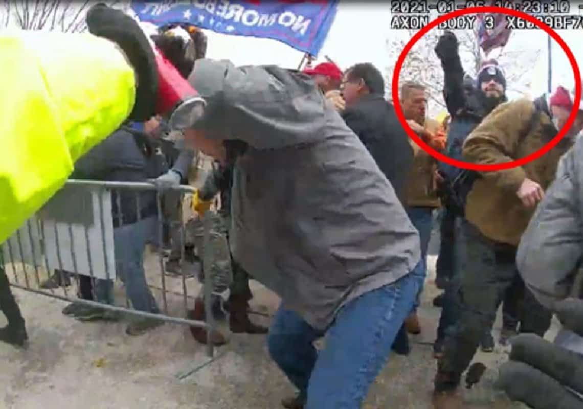 חקירת ההסתערות על גבעת הקפיטול: עונש כבד לגבר שתקף שוטרים באמצעות גז מדמיע