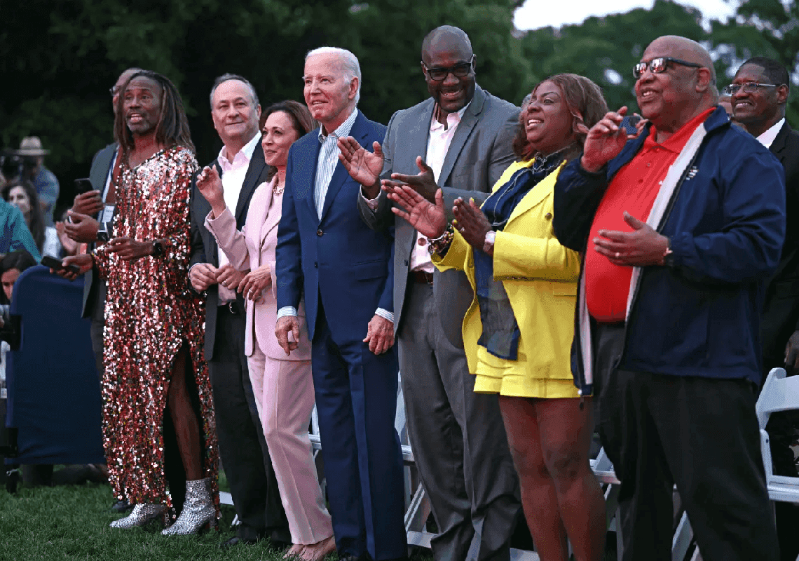 תיעוד מביך מחצר הבית הלבן: ביידן קופא לחלוטין – בזמן שכולם רוקדים מסביבו 