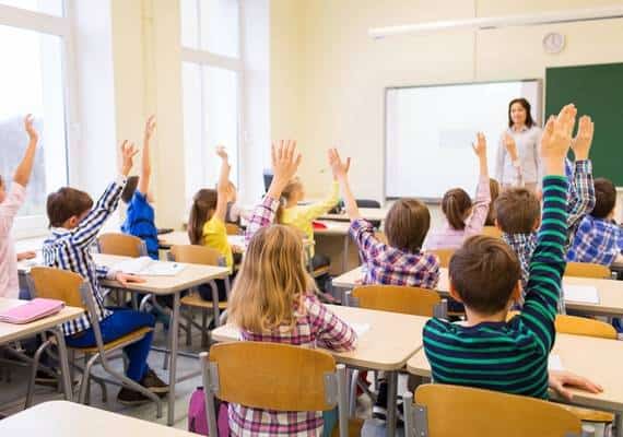 פורנוגרפיה או הפחתת ביריונות? קליפורניה אישרה שינוי בחינוך המיני לתלמידים - והורים רבים זועמים