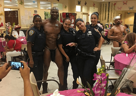 ניו יורק: השוטרות בצרות לאחר שהצטלמו עם חשפן בחוטיני