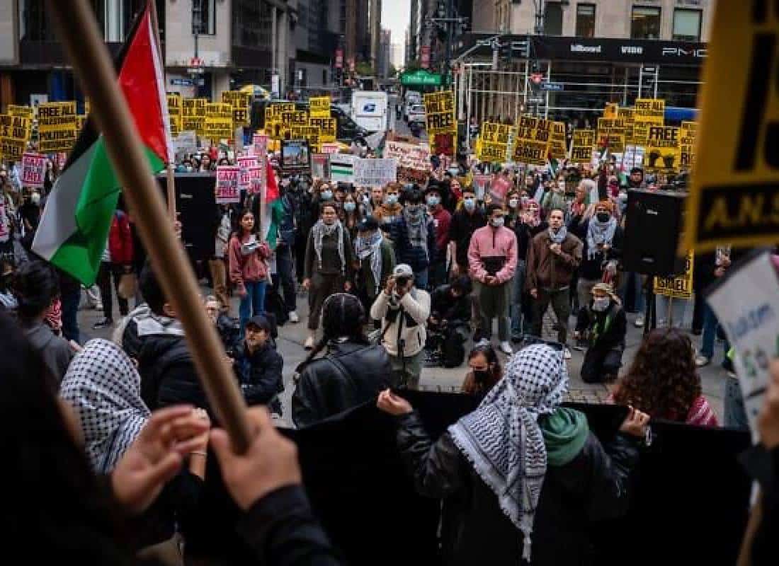 דו"ח מטריד: יותר משליש מההורים בארה"ב מדווחים על אנטישמיות בכיתות