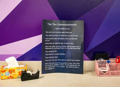 השופט עוצר את החוק: טקסס לא תחייב הצגת עשרת הדיברות בכיתות