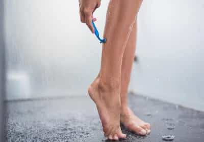 האם גילוח באמת מעבה את השיער? 7 מיתוסים על הסרת שיער - והאמת מאחוריהם