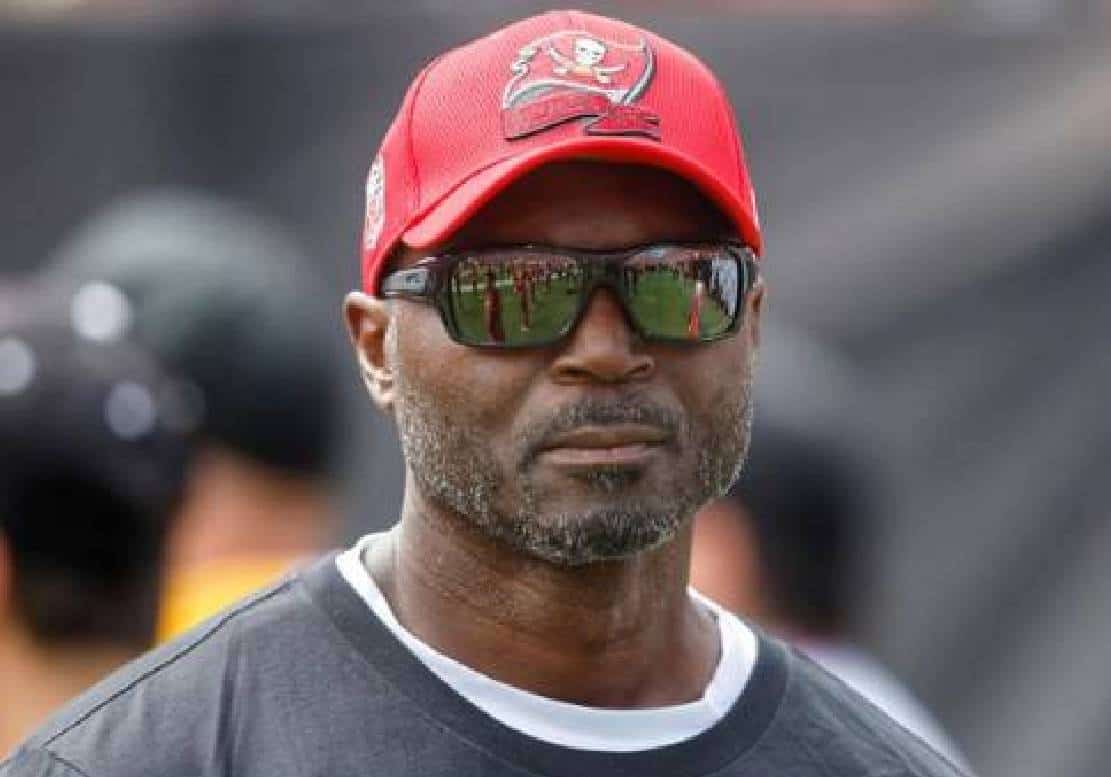 "תפסיקו לעשות מזה ביג-דיל": למאמן של טום בריידי נמאס משאלות על צבע עורו