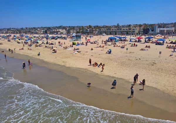 רשויות הבריאות בקליפורניה מזהירות: ההקלה בהנחיות תעמוד במבחן במהלך לייבור דיי