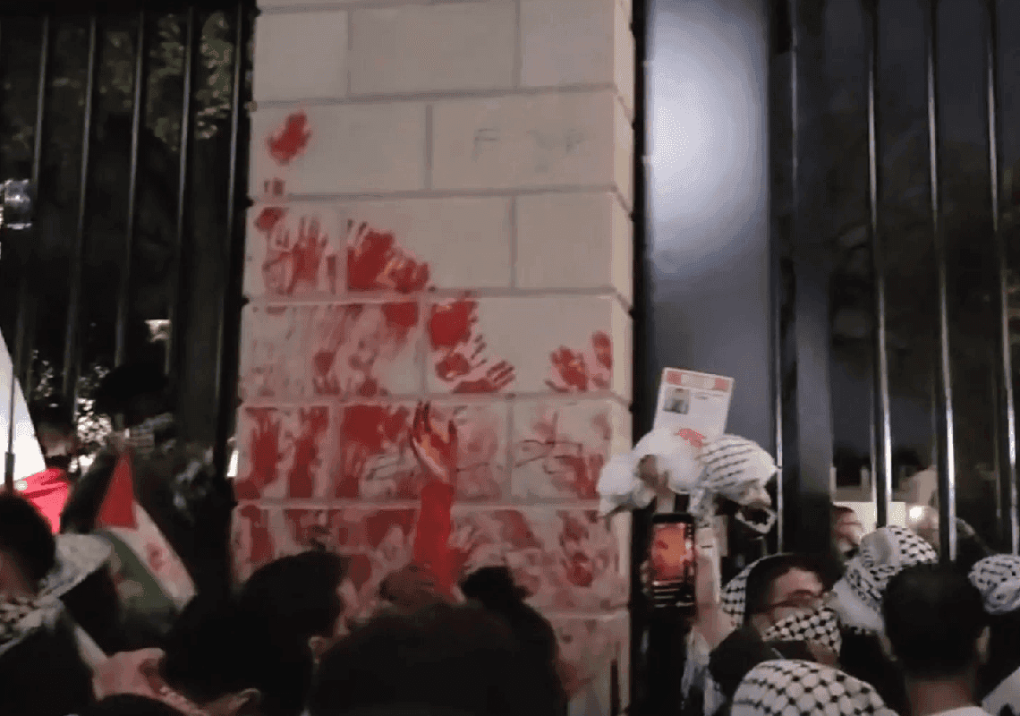 עשרות אלפי מפגינים פרו-פלסטינים ניסו לפרוץ את שערי הבית הלבן