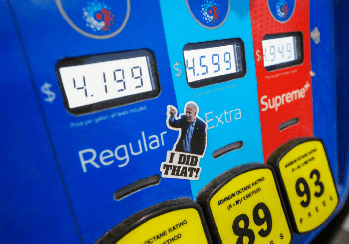 הירידה במחירי הדלק מציבה את הדמוקרטים בעמדה פוליטית חזקה לקראת הבחירות בנובמבר 