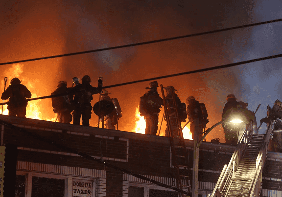 הצתה בלוס אנג'לס: יותר מ-100 כבאים נאבקו בשריפה עוצמתית במתחם דירות 