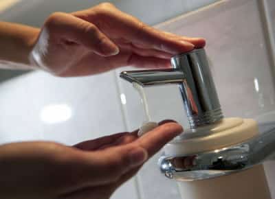 וירוס ההקאות מתפשט בקליפורניה: זן חדש עלול להדביק הרבה יותר – והסכנה היא בבית, לא רק בחוץ 