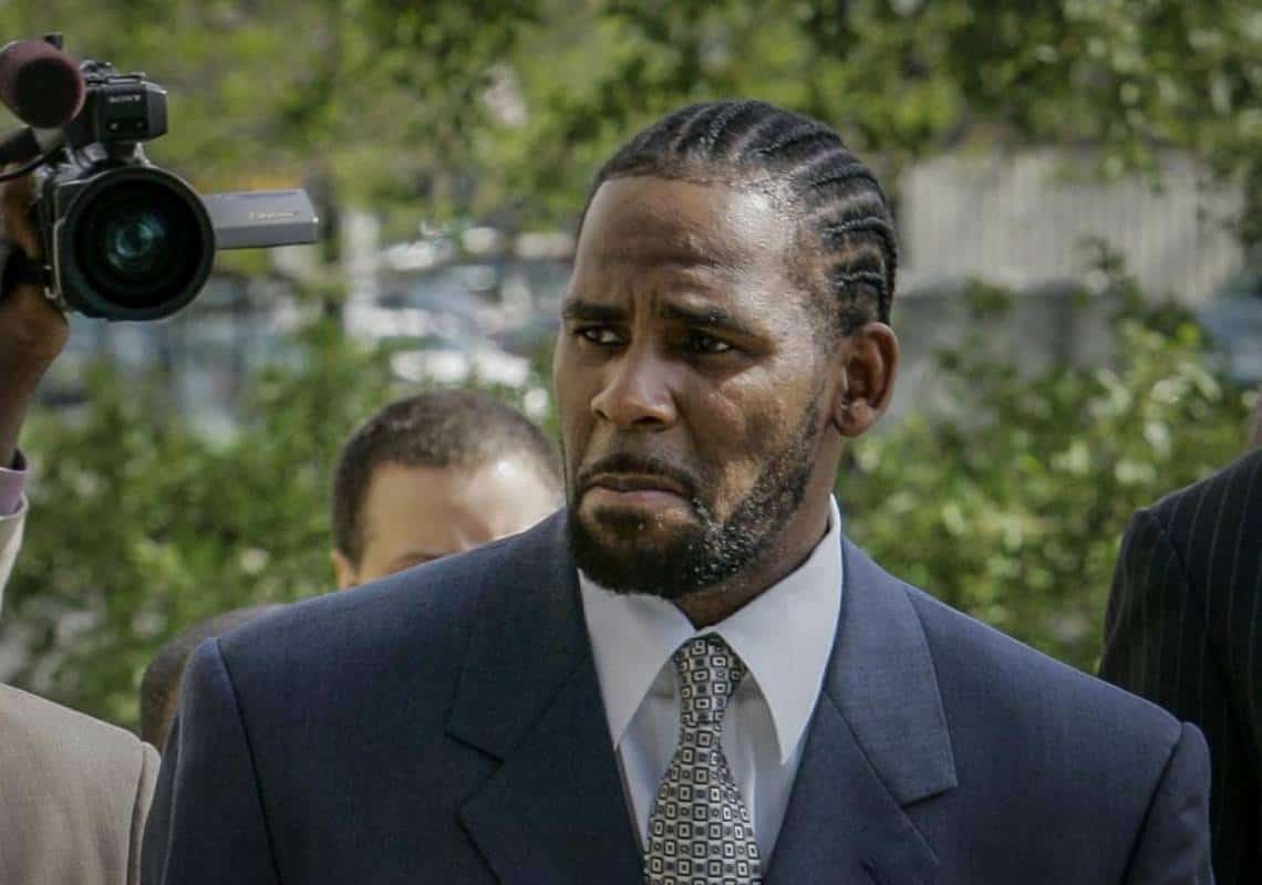 בדרך לעשרות שנים בכלא? הזמר אר קלי הורשע בעבירות מין חמורות