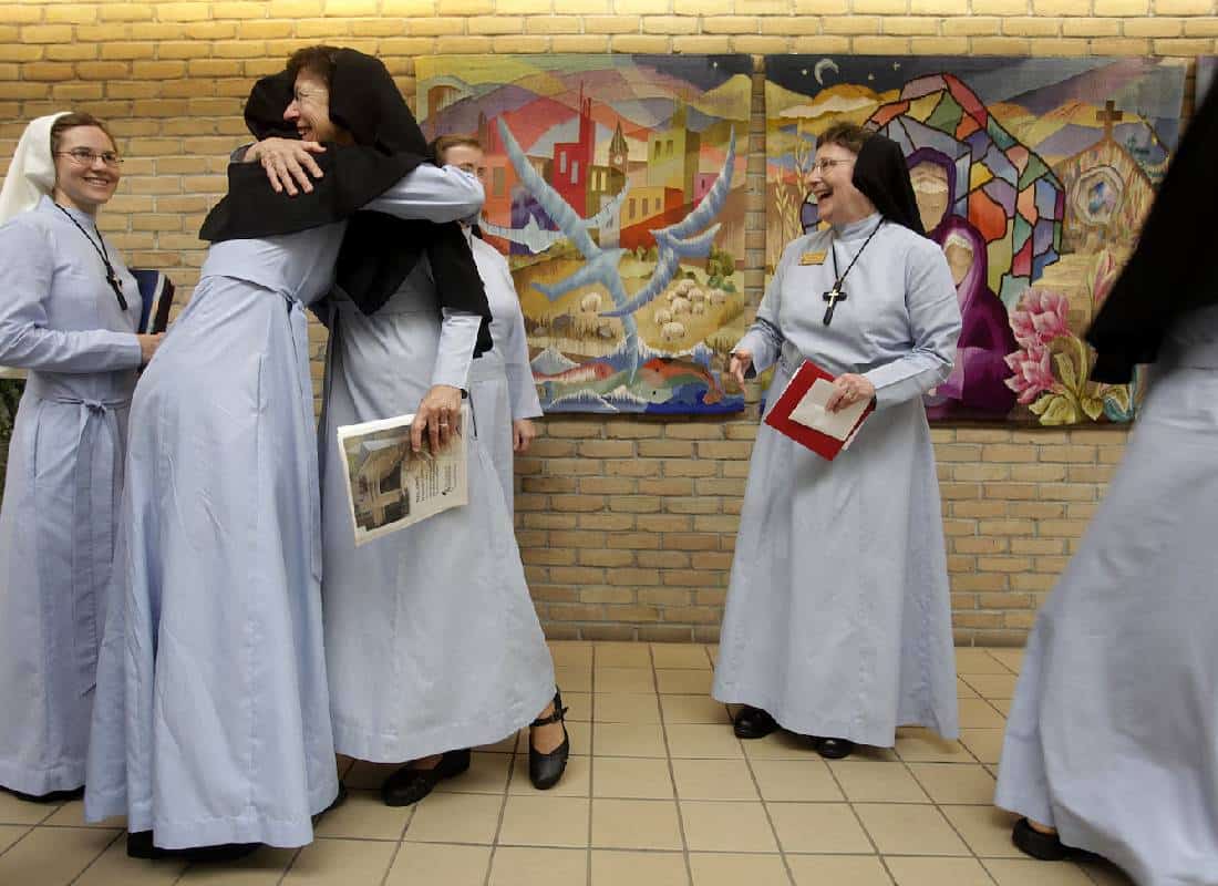 כומר, יערן ויזם נכנסים לבר: מחקר חושף מהי העבודה המספקת ביותר באמריקה