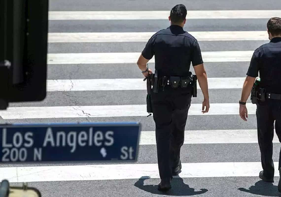 לוס אנג'לס: שוטר לשעבר נעצר בחשד לאונס של נערה בת 14