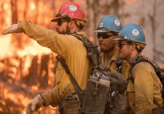 השריפות בקליפורניה: כבאי נהרג בפרגוסון וגופה נוספת נמצאה בשאסטה