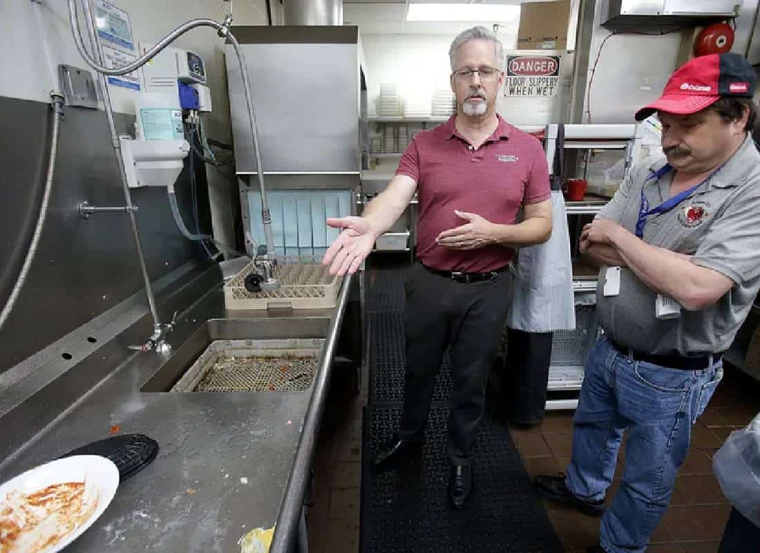 זוועה במטבח: עכברים, תיקנים וקרחון מעופש - 13 מסעדות במיאמי נסגרו בביקורת פתע