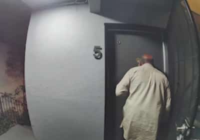 לוס אנג'לס: תושבים בווסט הוליווד מתלוננים כבר 7 שנים על גבר שפולש לבניינים, מציץ בחלונות ומטריד נשים