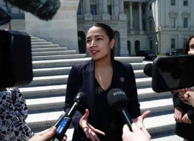 אלכסנדרייה אוקסיו-קורטז תחת מתקפה: משרדה הושחת בצבע דם לאחר שהצביעה בעד הגנת ישראל