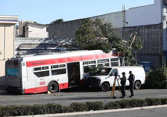סן פרנסיסקו: 4 פצועים לאחר שאוטובוס התנגש בבית עסק