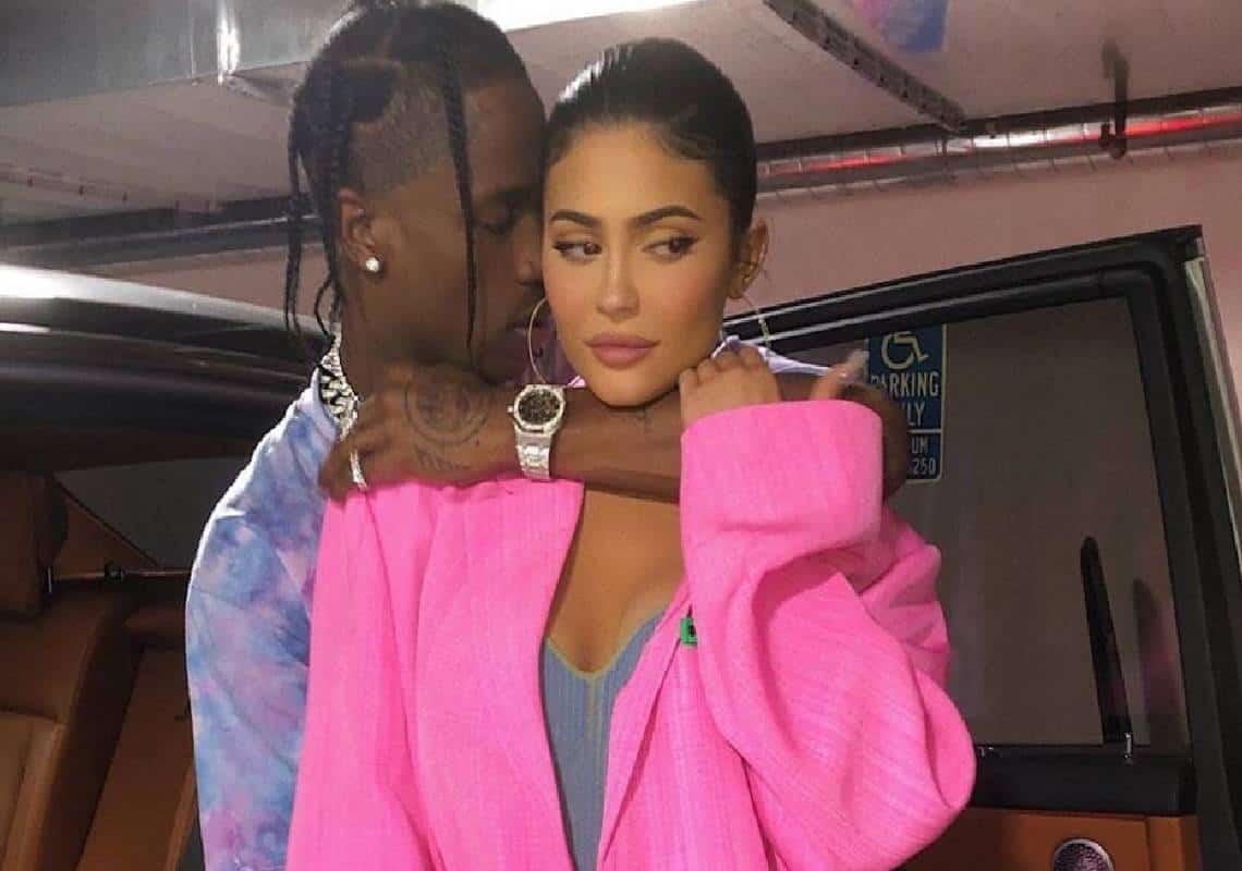 מקורב לקיילי ג׳נר חושף: ״טראוויס לא מספיק בבית, היא עשתה לו שיחה״