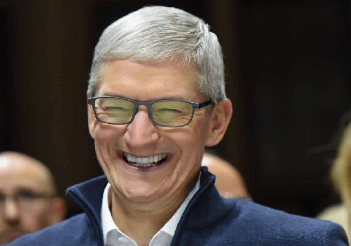 אפל עשתה מיליארדים על גבם של הלקוחות: "הוציאה את המטען והאוזניות מערכת האייפון"