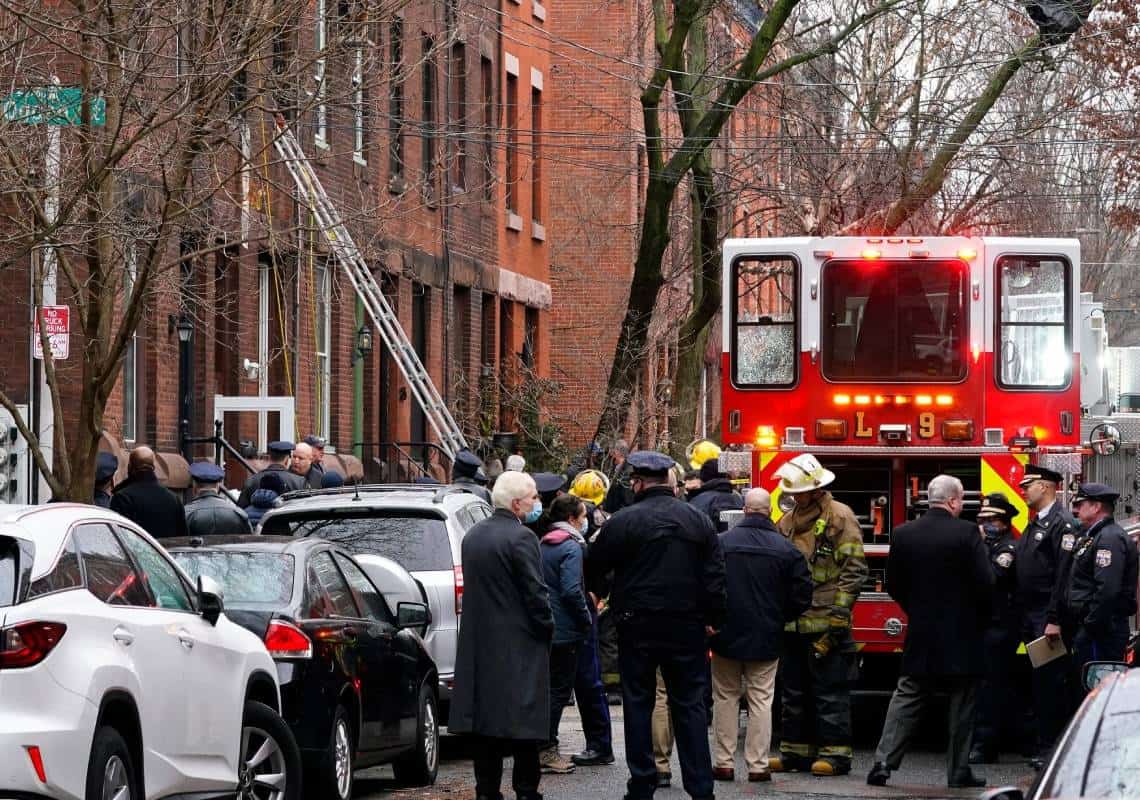 אסון בפילדלפיה: 13 הרוגים, ביניהם 7 ילדים, בשריפה שפרצה בבית דירות