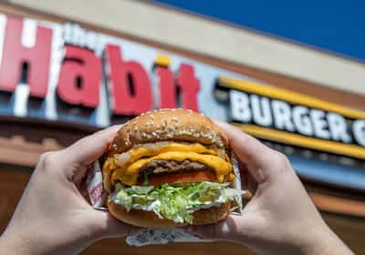 קליפורניה בטופ: שתי רשתות המבורגרים מהמדינה כבשו את ראש דירוג Yelp