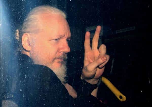 דרמה היסטורית בלונדון: מייסד וויקיליקס, ג'וליאן אסאנג' לא יוסגר לארה"ב - האם טראמפ יעניק לו חנינה?